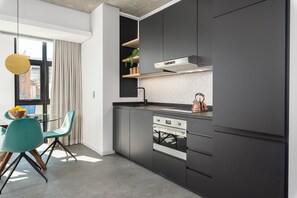 Premier-Studio | Eigene Kochnische | Großer Kühlschrank, Mikrowelle, Ofen, Herdplatte