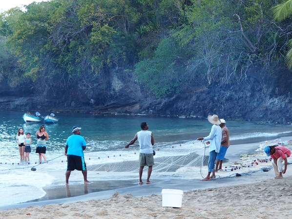 Na praia, espreguiçadeiras