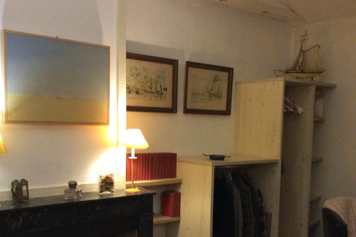 Habitación cuádruple Deluxe | Decoración personalizada, muebles diferentes y escritorio