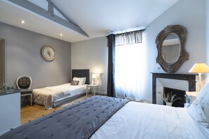 Chambre triple (Grey Room) | Bureau, lit de bébé (gratuit), accÚs au Wi-Fi (inclus), literie fournie