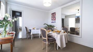 Tägliches inbegriffenes kontinentales Frühstück