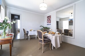 Tägliches inbegriffenes kontinentales Frühstück