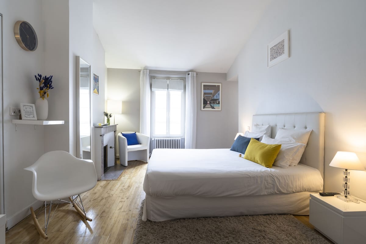 Dobbeltrom – deluxe (White Room) | Skrivebord, barnesenger (inkludert), wi-fi (inkludert) og sengetøy