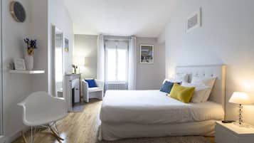 Kamar Double Deluks (White Room) | 2 kamar tidur, meja kerja, tempat tidur bayi gratis, dan Wi-Fi gratis