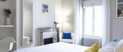 2 habitaciones, escritorio, cunas gratuitas y wifi gratis