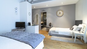 Escritorio, cunas gratuitas, wifi gratis y ropa de cama 