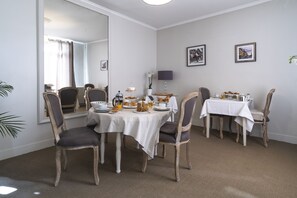 Tägliches inbegriffenes kontinentales Frühstück