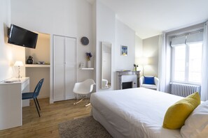 Escritorio, cunas gratuitas, wifi gratis y ropa de cama 