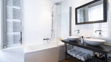 Deluxe-Doppelzimmer (White Room) | Badezimmer | Kostenlose Toilettenartikel, Haartrockner, Handtücher