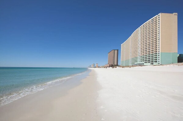 En la playa, sillas reclinables de playa, toallas de playa