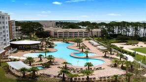 Una piscina al aire libre, una piscina climatizada