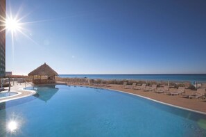 Utendørsbasseng og et oppvarmet basseng