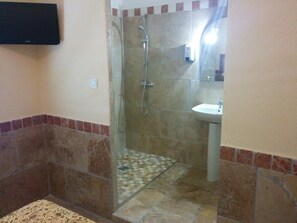 Quarto família | Banheiro | Chuveiro, chuveiro com efeito de chuva, toalhas de banho, sabonete