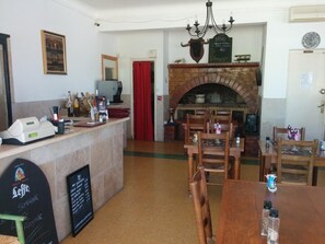 Lunch and dinner served - Hotel Restaurant l'Agachon (Arles)