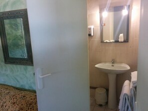 ファミリー ルーム | バスルームのシンク