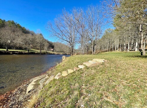 Blessed on the New River - Riverfront, WIFI, Small Dog Friendly, Firepit, Gas Grill, Gas Stove