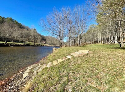 Blessed on the New River - Riverfront, WIFI, Small Dog Friendly, Firepit, Gas Grill, Gas Stove
