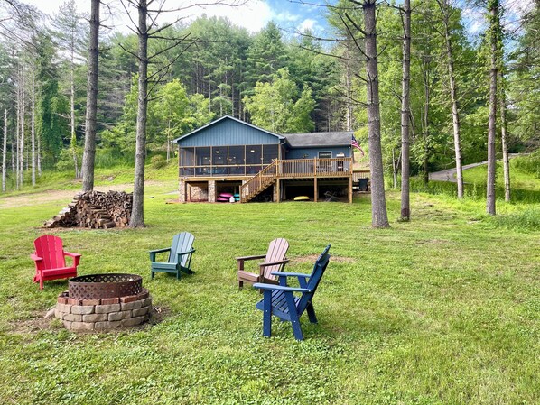 Property grounds - Blessed on the New River - Riverfront, WIFI, Small Dog Friendly, Firepit, Gas Grill, Gas Stove (Lansing)