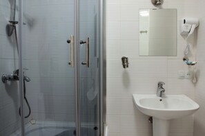SĂšche-cheveux, chaussons, serviettes fournies, savon