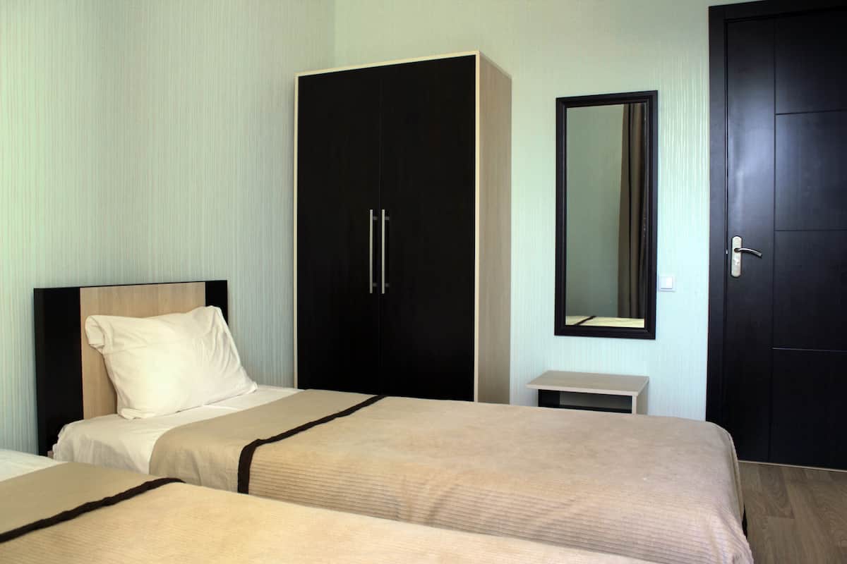 Camera Standard con letto matrimoniale o 2 letti singoli | 1 camera, una cassaforte in camera, tende oscuranti, Wi-Fi gratuito