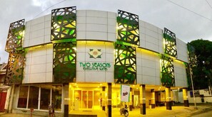 住宿正面 - 傍晚/夜晚