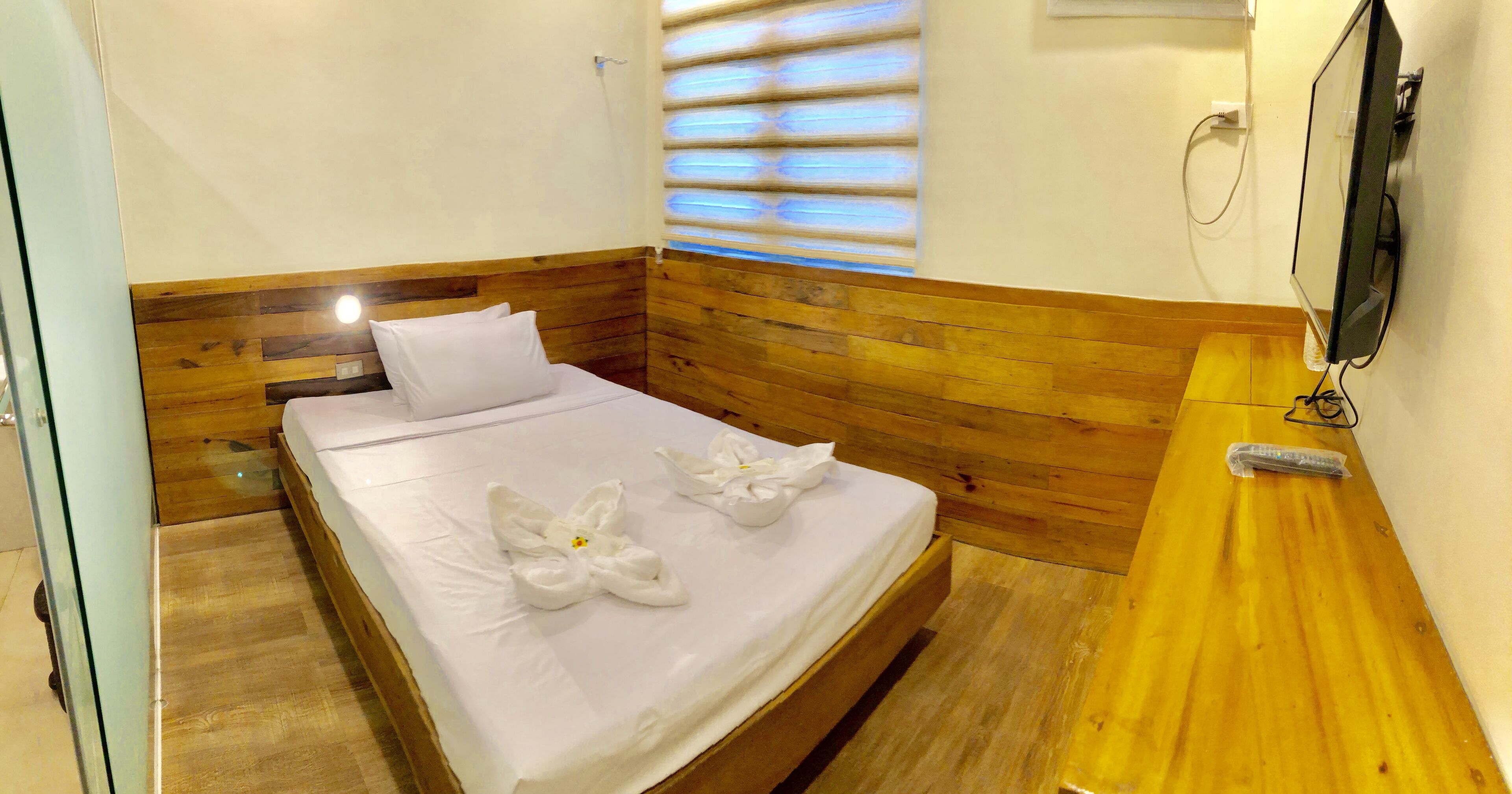 deluxe twin room | soundproofing, free wifi, bed sheets