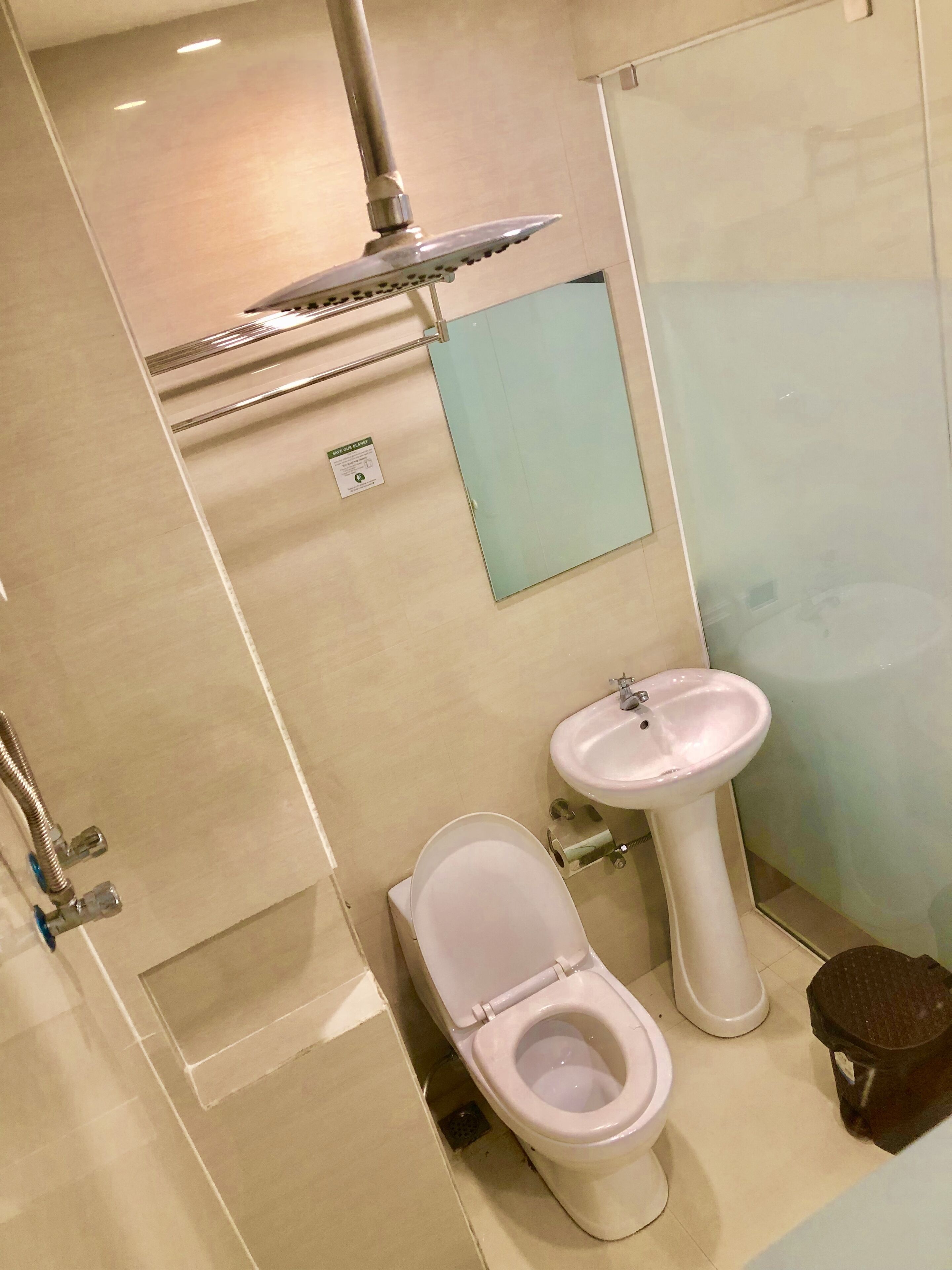 shower, rainfall showerhead, free toiletries, bidet