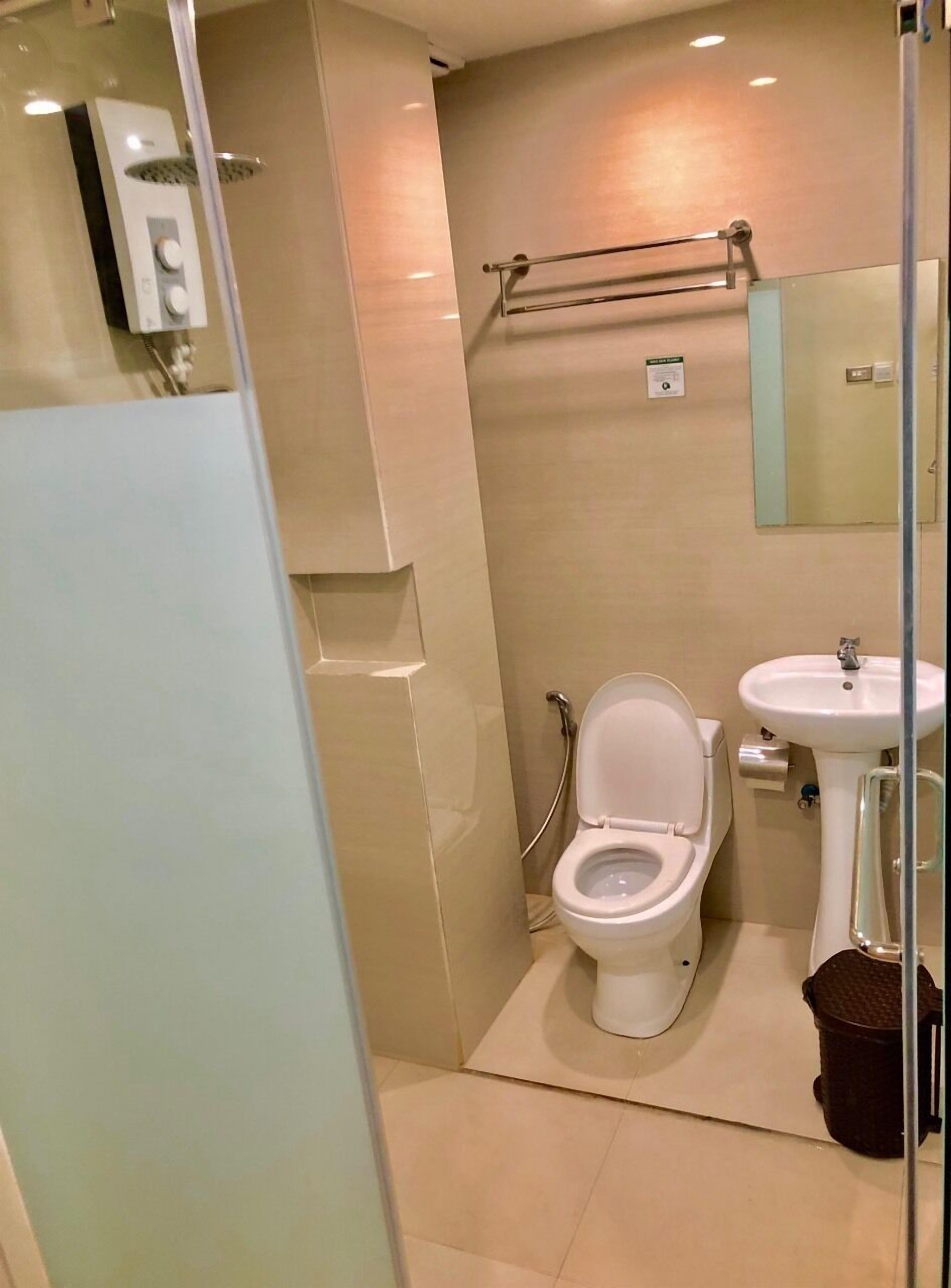 deluxe twin room | bathroom | shower, rainfall showerhead, free toiletries, bidet