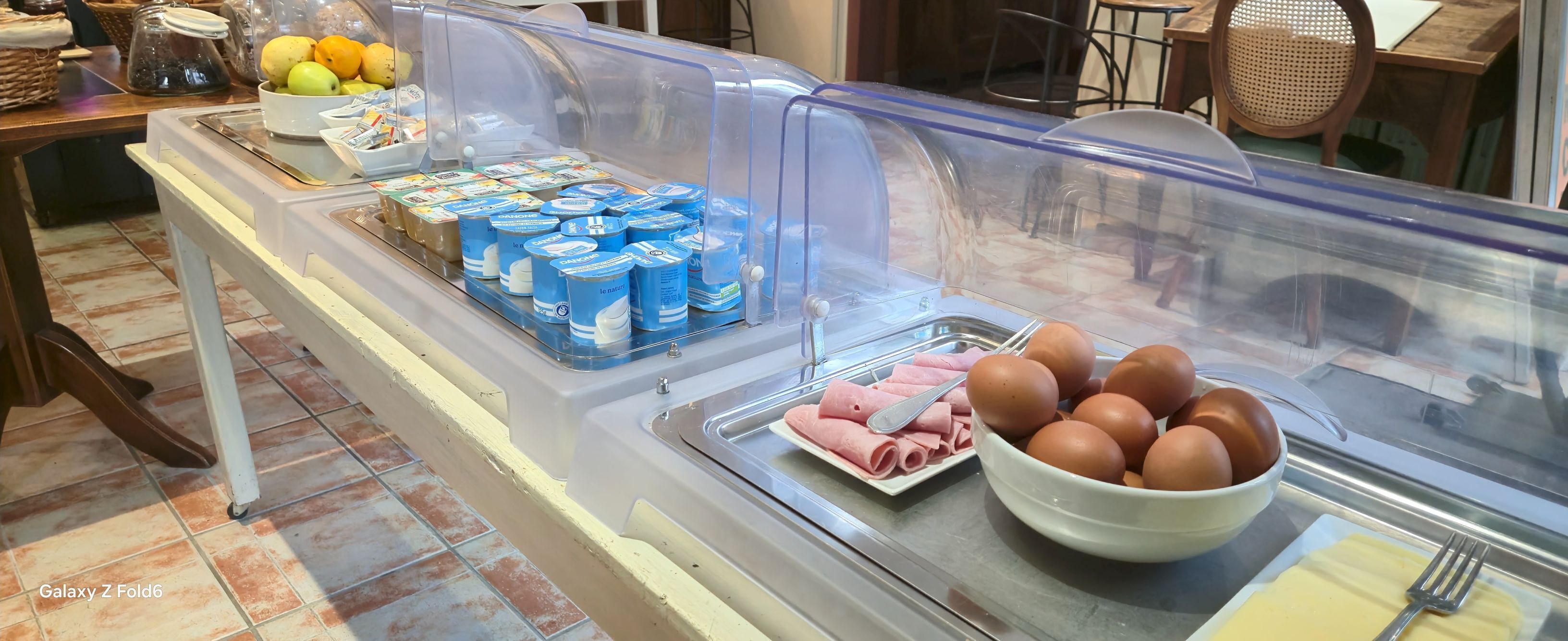 朝食 (ビュッフェ)、毎日提供 (1 名様 9 EUR)