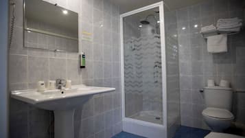 Triple Room | Minibar, soundproofing, free WiFi, bed sheets