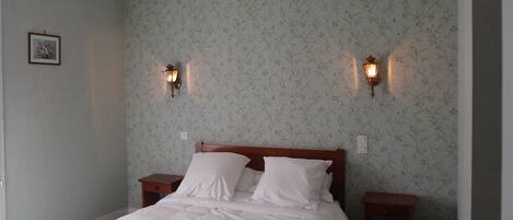 Een minibar, geluiddichte muren, gratis wifi, beddengoed