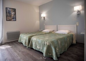 Twin kamer | Een minibar, geluiddichte muren, gratis wifi, beddengoed