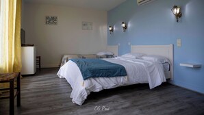Quadruple Room | Minibar, soundproofing, free WiFi, bed sheets - Les Ambassadeurs (Souillac)
