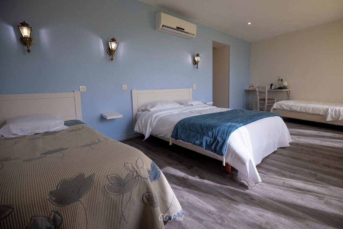 Habitación cuádruple | Minibar, sistema de insonorización, wifi gratis y ropa de cama