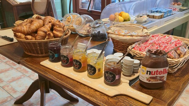 Daily buffet breakfast for a fee - Les Ambassadeurs (Souillac)