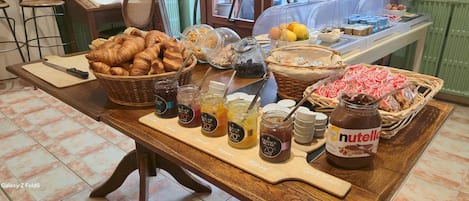 Petit déjeuner buffet (9 EUR par personne)