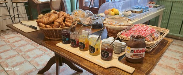 Daily buffet breakfast (EUR 9 per person) - Les Ambassadeurs (Souillac)