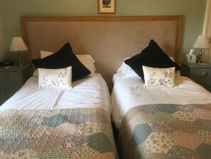 Twin Room | Individually decorated, individually furnished, free WiFi, bed sheets - Cawthorne House (Pickering)