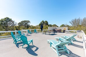 Outdoor dining - High Tides – Walkable Folly Beach Home with Spacious Living & Seasonal Rooftop Hot Tub (Folly Beach)