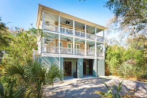 Exterior - High Tides – Walkable Folly Beach Home with Spacious Living & Seasonal Rooftop Hot Tub (Folly Beach)