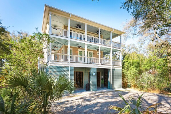 Exterior - High Tides – Walkable Folly Beach Home with Spacious Living & Seasonal Rooftop Hot Tub (Folly Beach)