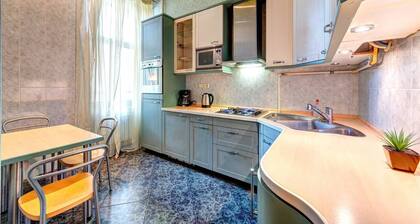 Apartment mit 2 Schlafzimmern in der Nähe der Metrostation Leo Tolstoy