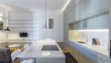 Duplex, 2 quartos, varanda | Cozinha privada | Geladeira grande, fogão, lava-louças, máquina de café expresso