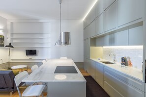 Duplex, 2 Bedrooms, Patio | Private kitchen | Full-size fridge, oven, dishwasher, espresso maker - Casa Amarela (Porto)