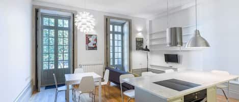 Alloggio su due livelli, 2 camere da letto, patio | Area soggiorno | TV LCD 32 pollici con canali via cavo, TV