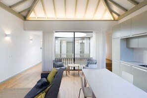 Apartment, 2 Bedrooms, Terrace | In-room dining - Casa Amarela (Porto)
