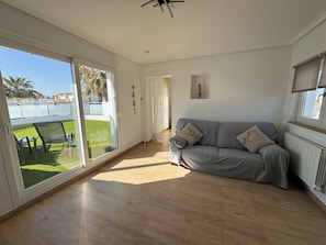 Smart TV, books, stereo - Los Alcázares- Detached Villa, Private Swimming Pool, 500m from Beach . (Los Alcázares)