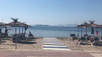 Playa en los alrededores y camastros