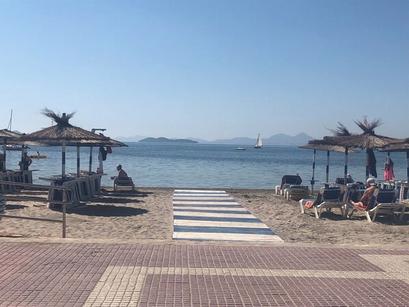 Nær stranden og solsenger