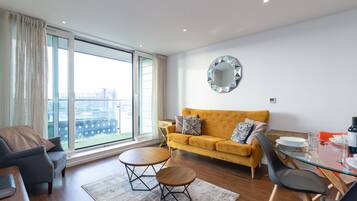 Apartamento, 2 quartos | Sala de estar | TV